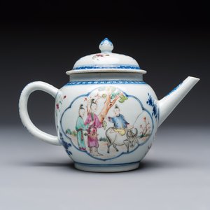 Three Chinese famille rose teapots and covers, Yongzheng/Qianlong — photo 15