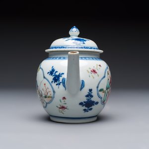 Three Chinese famille rose teapots and covers, Yongzheng/Qianlong — photo 16