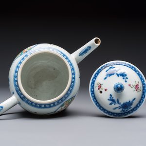 Three Chinese famille rose teapots and covers, Yongzheng/Qianlong — photo 17