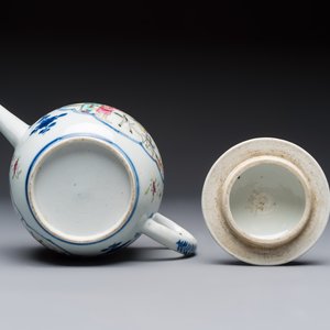 Three Chinese famille rose teapots and covers, Yongzheng/Qianlong — photo 18