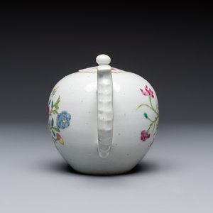 Three Chinese famille rose teapots and covers, Yongzheng/Qianlong — photo 2