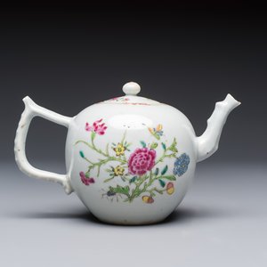 Three Chinese famille rose teapots and covers, Yongzheng/Qianlong — photo 3