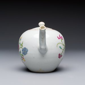 Three Chinese famille rose teapots and covers, Yongzheng/Qianlong — photo 4