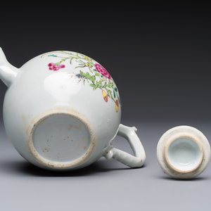 Three Chinese famille rose teapots and covers, Yongzheng/Qianlong — photo 6