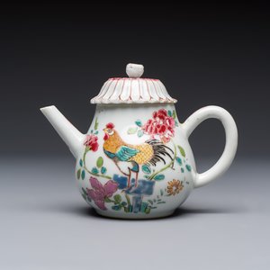 Three Chinese famille rose teapots and covers, Yongzheng/Qianlong — photo 7
