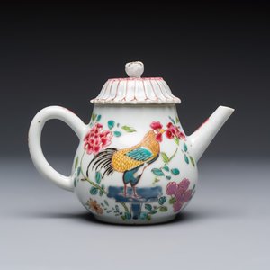 Three Chinese famille rose teapots and covers, Yongzheng/Qianlong — photo 9