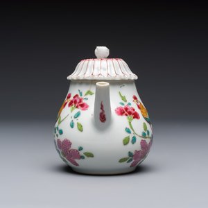 Three Chinese famille rose teapots and covers, Yongzheng/Qianlong — photo 10