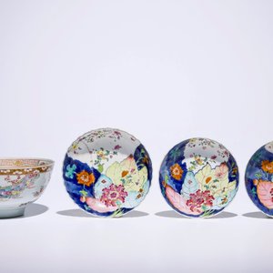 Three Chinese famille rose “Tobacco Leaf” saucer plates and a famille rose bowl, Yongzheng/Qianlong — 照片 1