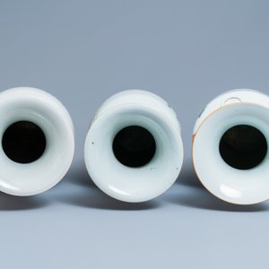 Three Chinese famille rose vases, 19/20th C. — 照片 5