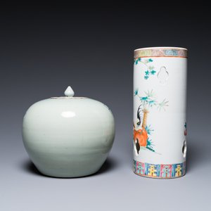 Three Chinese famille rose vases, a hat stand and a blue and white celadon-ground jar and cover, 19th C. — photo 12