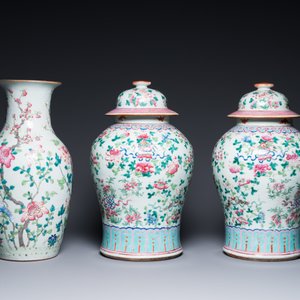 Three Chinese famille rose vases, a hat stand and a blue and white celadon-ground jar and cover, 19th C. — photo 3