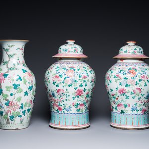 Three Chinese famille rose vases, a hat stand and a blue and white celadon-ground jar and cover, 19th C. — photo 5