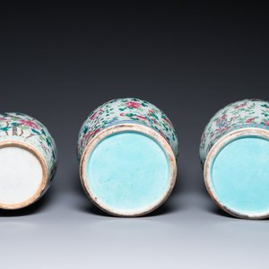 Three Chinese famille rose vases, a hat stand and a blue and white celadon-ground jar and cover, 19th C. — photo 7