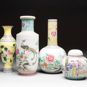 Three Chinese famille rose vases and a covered jar, Qianlong mark, 20th C. — 照片 1