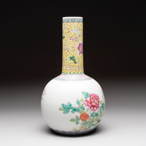 Three Chinese famille rose vases and a covered jar, Qianlong mark, 20th C. — 照片 11