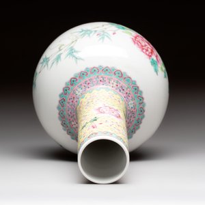 Three Chinese famille rose vases and a covered jar, Qianlong mark, 20th C. — 照片 12