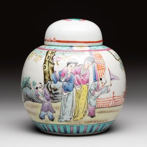 Three Chinese famille rose vases and a covered jar, Qianlong mark, 20th C. — 照片 14