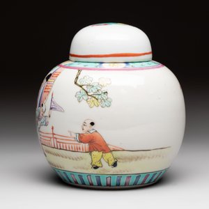 Three Chinese famille rose vases and a covered jar, Qianlong mark, 20th C. — 照片 15
