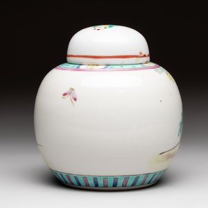 Three Chinese famille rose vases and a covered jar, Qianlong mark, 20th C. — 照片 16