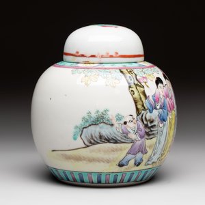 Three Chinese famille rose vases and a covered jar, Qianlong mark, 20th C. — 照片 17