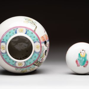 Three Chinese famille rose vases and a covered jar, Qianlong mark, 20th C. — 照片 18