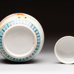 Three Chinese famille rose vases and a covered jar, Qianlong mark, 20th C. — 照片 19