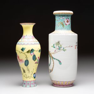 Three Chinese famille rose vases and a covered jar, Qianlong mark, 20th C. — 照片 3