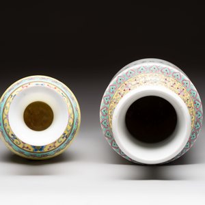 Three Chinese famille rose vases and a covered jar, Qianlong mark, 20th C. — 照片 6