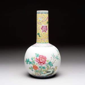 Three Chinese famille rose vases and a covered jar, Qianlong mark, 20th C. — 照片 8