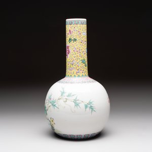 Three Chinese famille rose vases and a covered jar, Qianlong mark, 20th C. — 照片 9