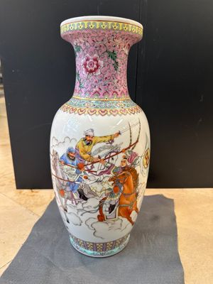 Three Chinese famille rose vases and a famille verte 'cong' vase, Qianlong mark, 20th C. — photo 12