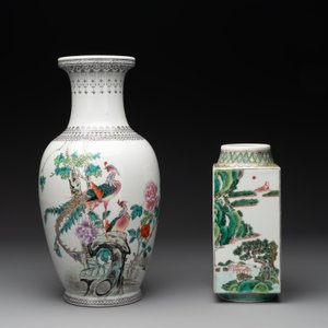 Three Chinese famille rose vases and a famille verte 'cong' vase, Qianlong mark, 20th C. — photo 8