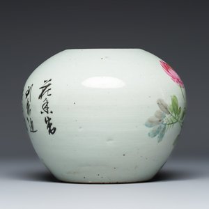 Three Chinese famille rose vases and a jar with a wooden cover — photo 11