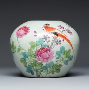 Three Chinese famille rose vases and a jar with a wooden cover — photo 8