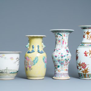 Three Chinese famille rose vases and a jardinière, 19th C. — photo 4