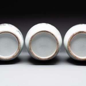 Three Chinese famille rose vases and a plaque-mounted stool, signed Mao Zirong 毛子榮, Yang Qingshan 楊青山 and Liu Jishun 劉吉順, 19/20th C. — 照片 11