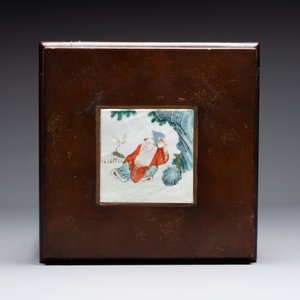 Three Chinese famille rose vases and a plaque-mounted stool, signed Mao Zirong 毛子榮, Yang Qingshan 楊青山 and Liu Jishun 劉吉順, 19/20th C. — 照片 4