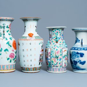Three Chinese famille rose vases and one in blue and white, 19th C. — photo 3
