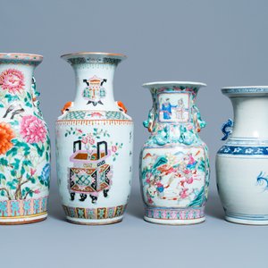 Three Chinese famille rose vases and one in blue and white, 19th C. — photo 4