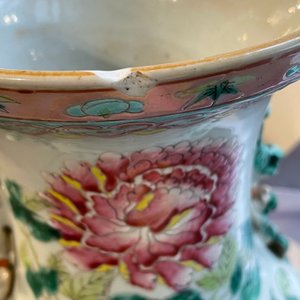 Three Chinese famille rose vases and one in blue and white, 19th C. — photo 9