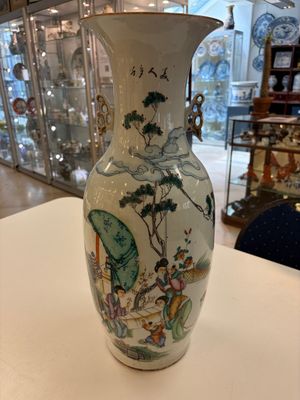 Three Chinese famille rose vases, signed Hu Yuanxin 胡源鑫, Luo Yisheng 羅義盛 and Wang Shengtai 汪生泰, 20th C. — foto 1