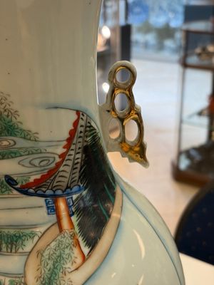 Three Chinese famille rose vases, signed Hu Yuanxin 胡源鑫, Luo Yisheng 羅義盛 and Wang Shengtai 汪生泰, 20th C. — foto 17