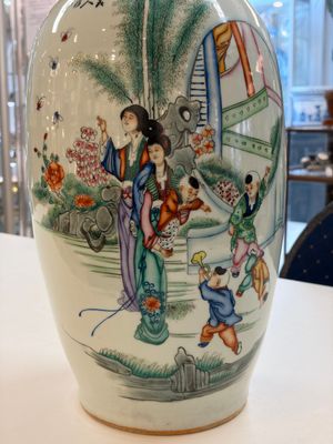 Three Chinese famille rose vases, signed Hu Yuanxin 胡源鑫, Luo Yisheng 羅義盛 and Wang Shengtai 汪生泰, 20th C. — foto 19