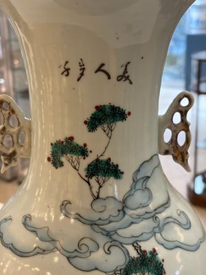 Three Chinese famille rose vases, signed Hu Yuanxin 胡源鑫, Luo Yisheng 羅義盛 and Wang Shengtai 汪生泰, 20th C. — foto 2