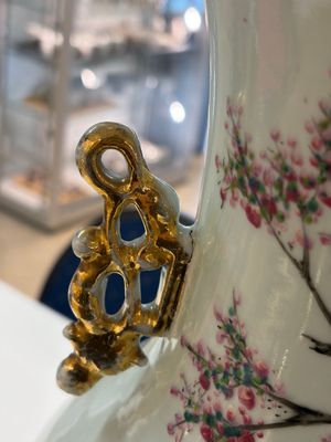 Three Chinese famille rose vases, signed Hu Yuanxin 胡源鑫, Luo Yisheng 羅義盛 and Wang Shengtai 汪生泰, 20th C. — foto 28