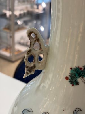 Three Chinese famille rose vases, signed Hu Yuanxin 胡源鑫, Luo Yisheng 羅義盛 and Wang Shengtai 汪生泰, 20th C. — foto 3
