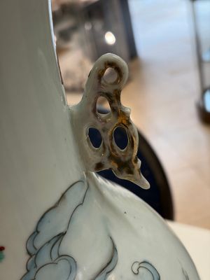 Three Chinese famille rose vases, signed Hu Yuanxin 胡源鑫, Luo Yisheng 羅義盛 and Wang Shengtai 汪生泰, 20th C. — foto 4