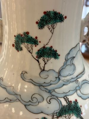 Three Chinese famille rose vases, signed Hu Yuanxin 胡源鑫, Luo Yisheng 羅義盛 and Wang Shengtai 汪生泰, 20th C. — foto 5