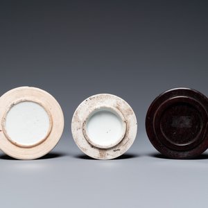 Three Chinese famille rose vases, two famille verte vases and a dish, 19/20th C. — photo 11
