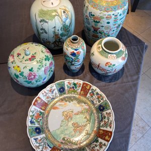 Three Chinese famille rose vases, two famille verte vases and a dish, 19/20th C. — photo 18
